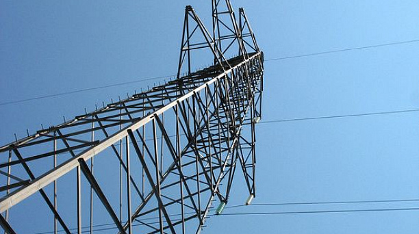 Авария на высоковольтной линии электропередач устраняется