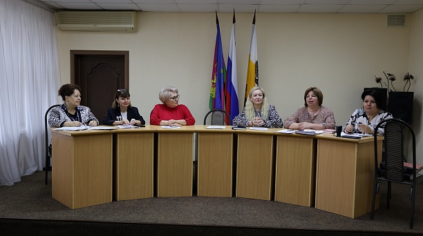 В администрации Центрального округа наградили победителей краевого конкурса «Здравствуй, мама!»