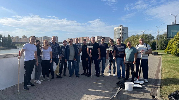 Вдоль реки «Кубань» по улице Кубанская Набережная прошел субботник