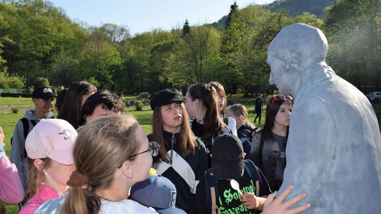 Алексей Падалка провел патриотическую встречу с воспитанниками Медиашколы.jpg