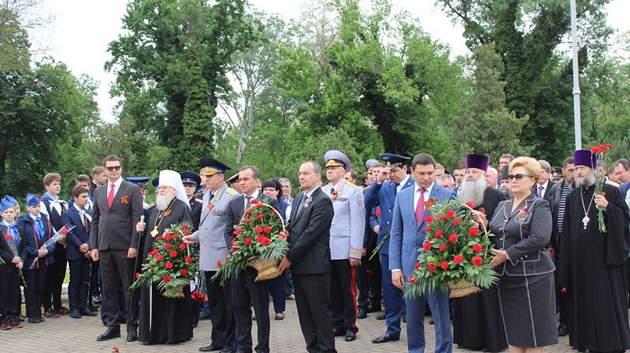 Жители Центрального округа приняли участие в церемонии возложения венков и цветов к Вечному огню