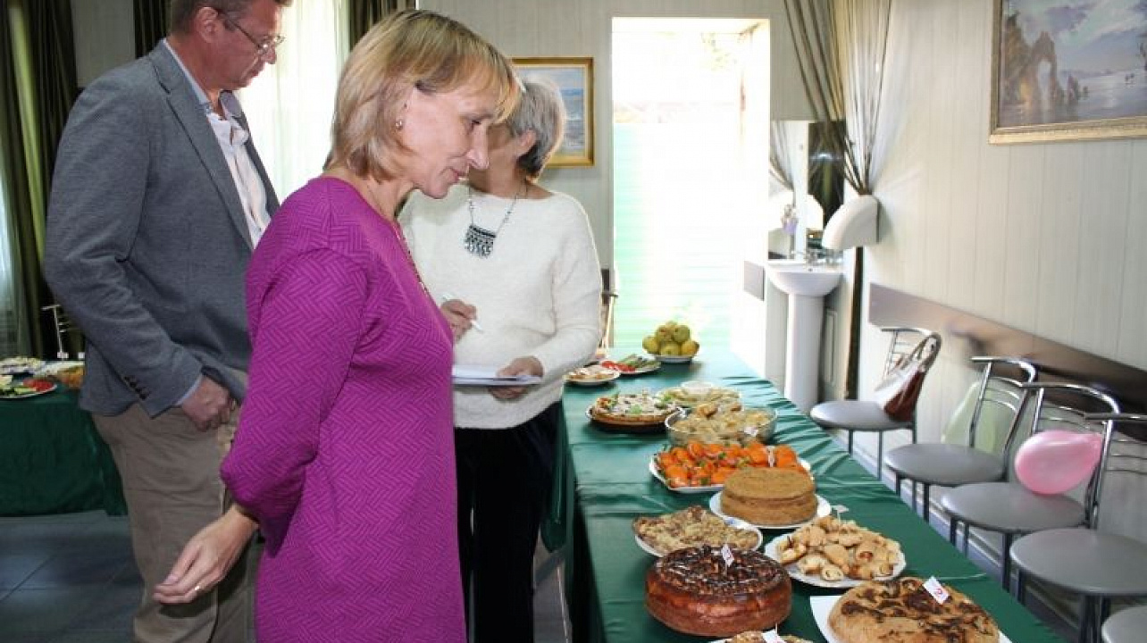 Ежегодный кулинарный конкурс, посвященный Дню пожилого человека, прошел в общественной организации пенсионеров, инвалидов Западного округа.jpg