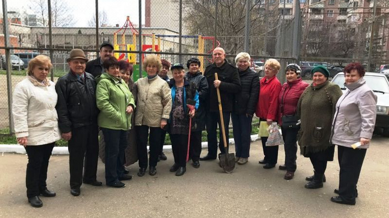 Во дворах Центрального округа продолжают наводить порядок