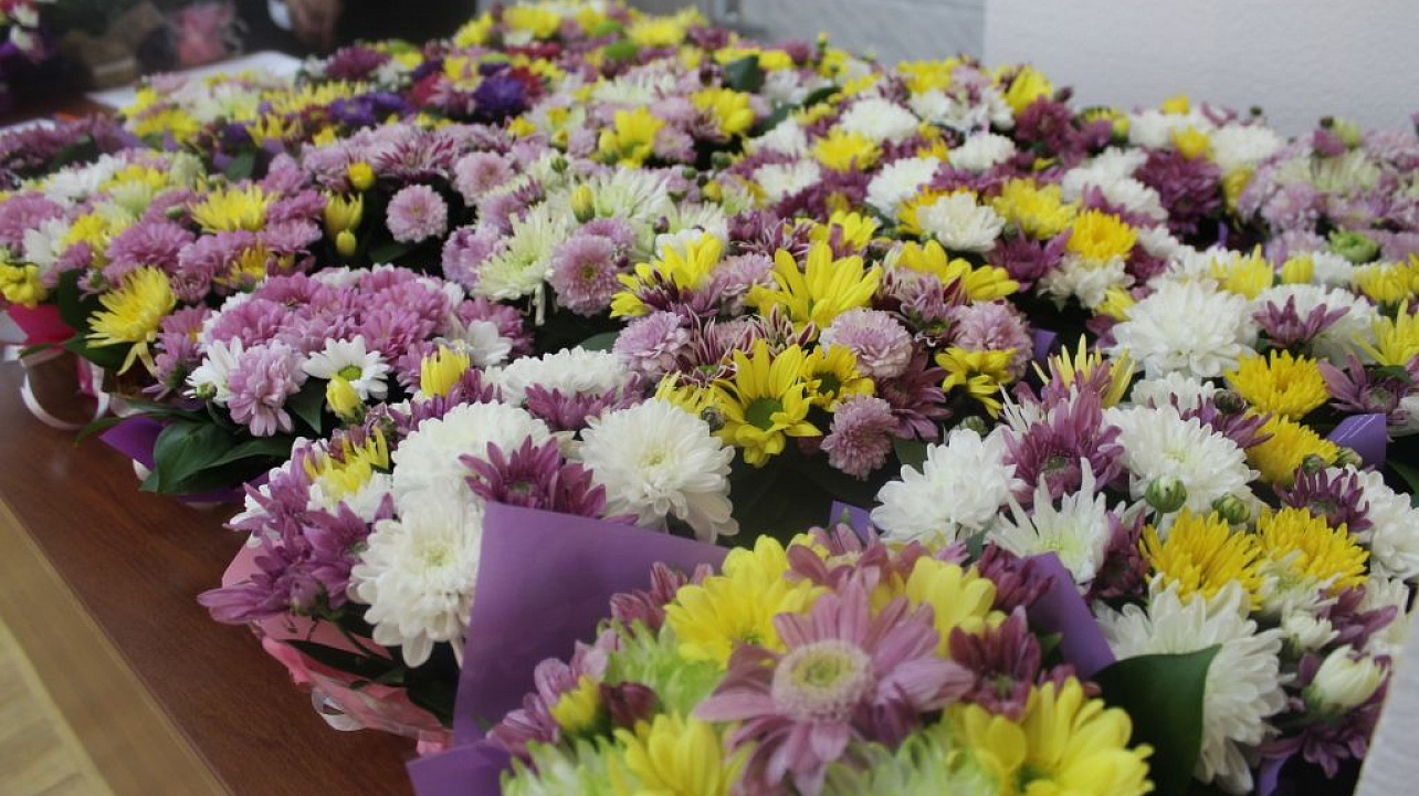 В администрации Центрального округа поздравили учителей и воспитателей с профессиональными праздниками