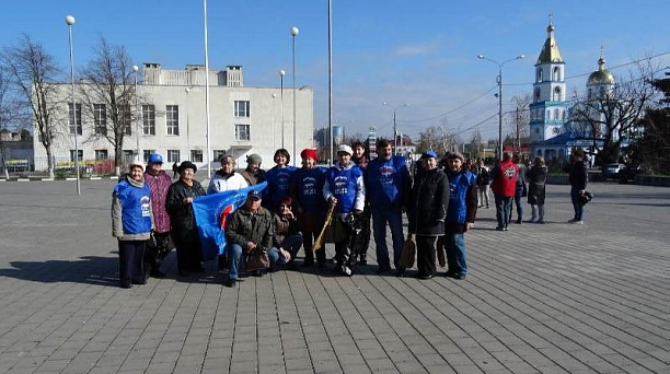 Союз пенсионеров России провел субботник на улице Стасова