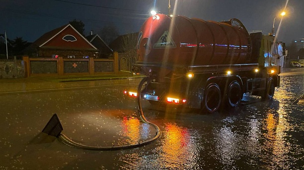 На дорогах Краснодара с ночи работает водооткачивающая техника