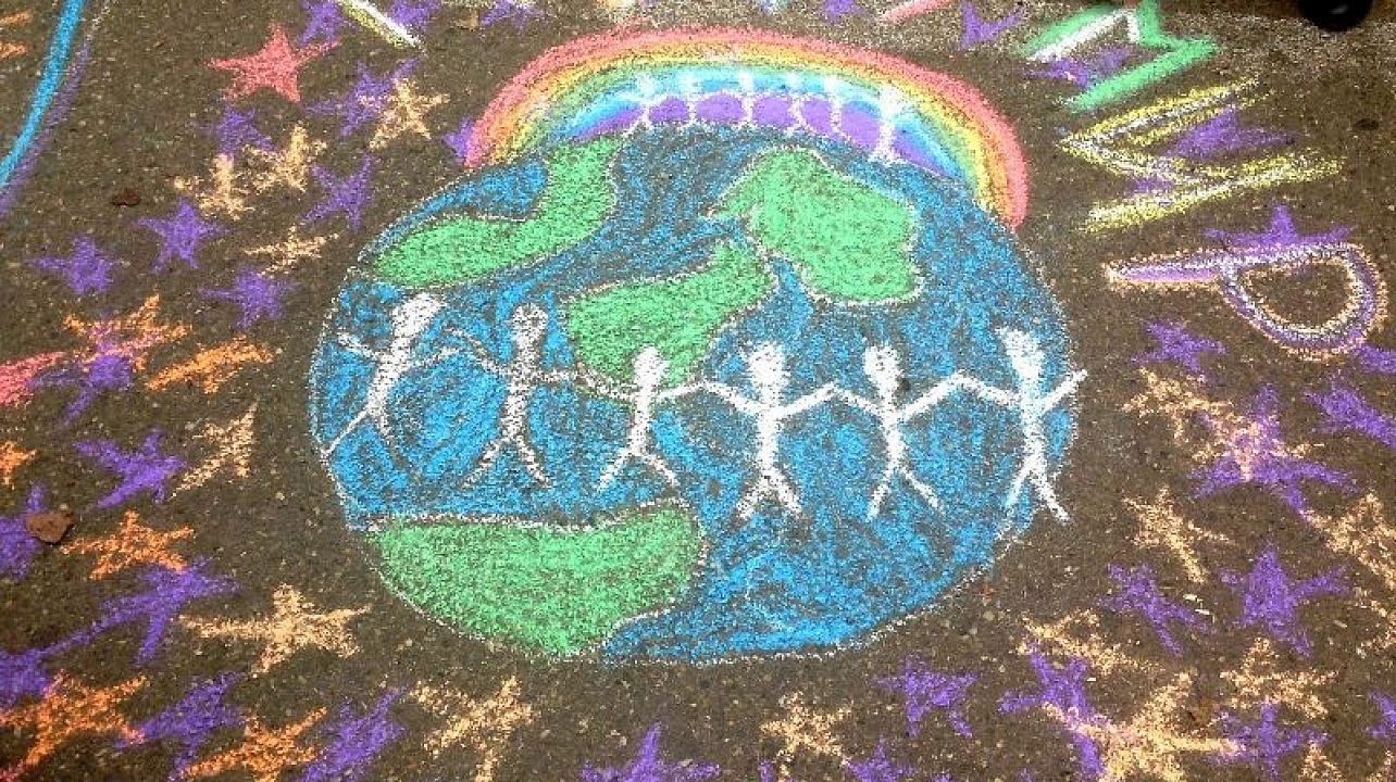 Школьники Центрального округа рисуют мир