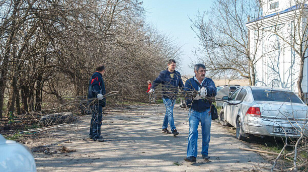 Глава Краснодара принял участие в уборке территории вокруг озера Лотосов