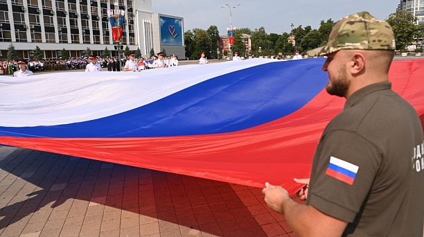 В День России на Главной городской площади Краснодара подняли государственный флаг
