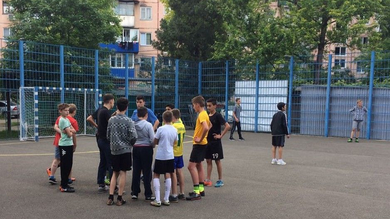 Команды краснодарской Лиги дворового футбола провели матч посвященный Дню массового футбола