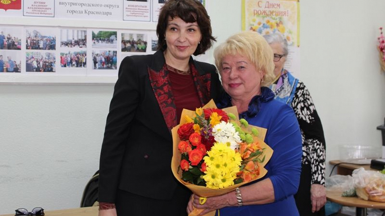 Глава администрации Центрального округа Елена Малова поздравила председателя ТОС № 547 Людмилу Карнакову с юбилеем