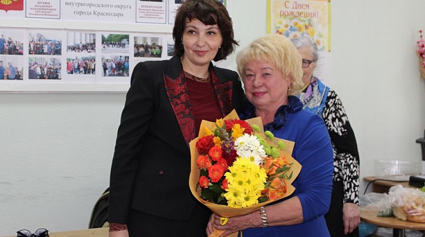 Глава администрации Центрального округа Елена Малова поздравила председателя ТОС № 547 Людмилу Карнакову с юбилеем