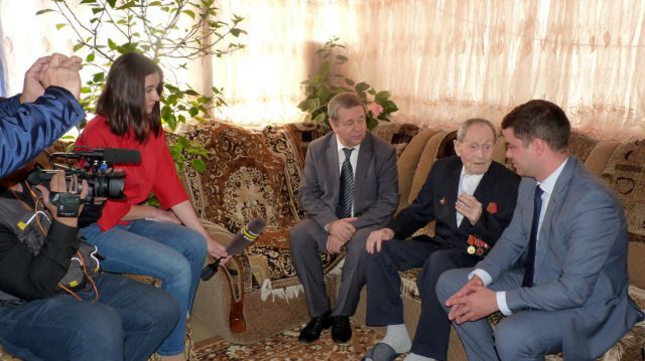 Глава Прикубанского округа Александр Журавлев поздравил старейшего жителя Краснодара со 108-летием