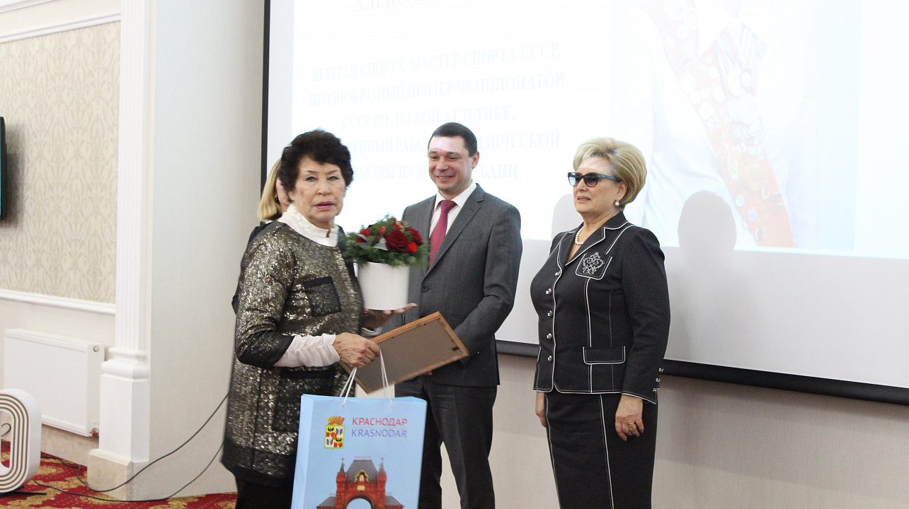 Спортивные итоги года подвели в Краснодаре. Атлетов и тренеров поблагодарил за достижения и поздравил с наступающим 2018 годом мэр Евгений Первышов. Часть 2.