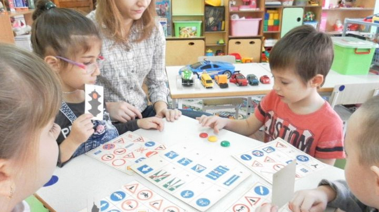 Обучающие игры по правилам  дорожного движения провели для детей Западного округа