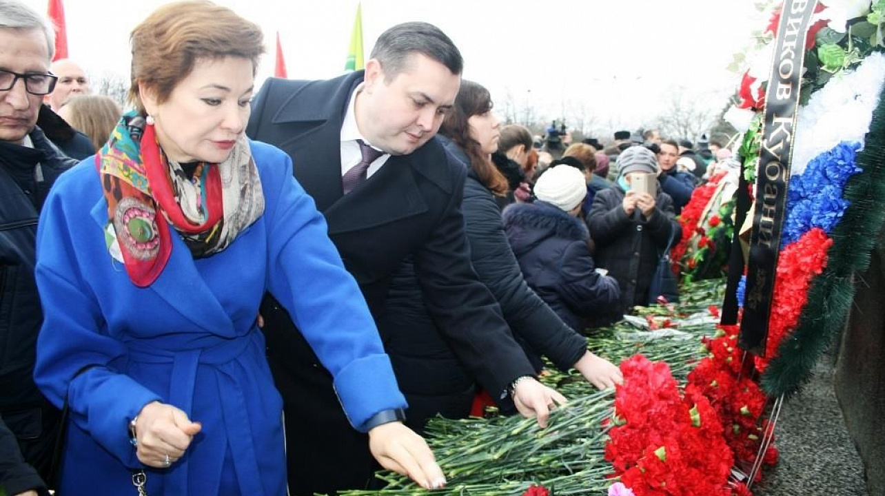 Глава Прикубанского округа Андрей Дорошев возложил цветы к памятнику «Жертвам фашизма»