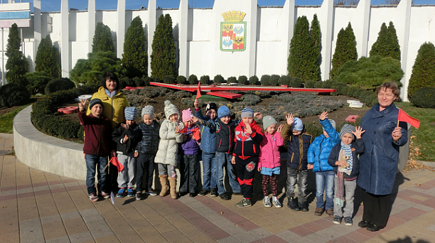 Осеннюю прогулку в парк совершили воспитанники детского сада