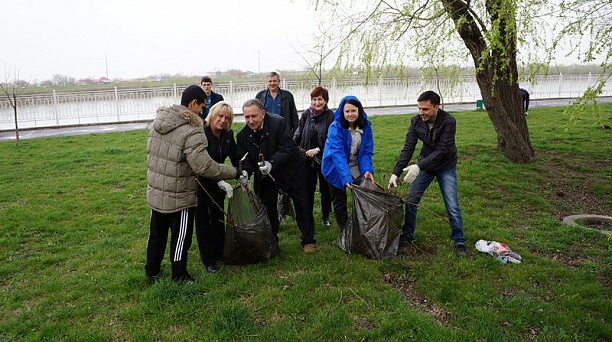 На территории Западного округа прошли очередные субботники