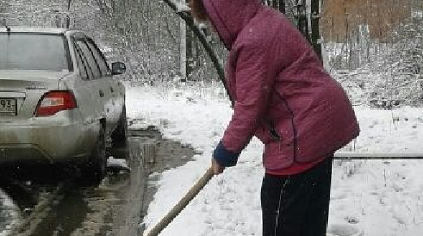 Жители территориального центра № 20 вышли на уборку первого снега