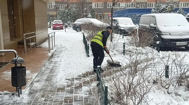 Около 1700 сотрудников УК и ТСЖ расчищают от снега дворы многоквартирных домов Краснодара