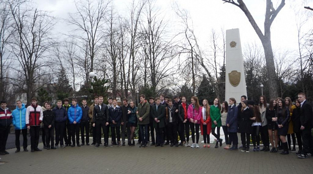 Учащиеся гимназии №18 совершили патриотическую экскурсию по памятным местам кубанской столицы