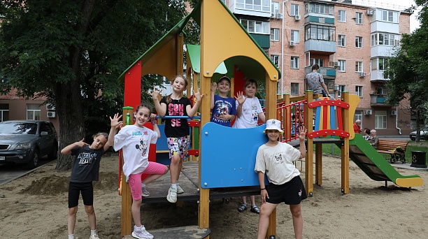 В Центральном округе появился новый детский игровой комплекс 