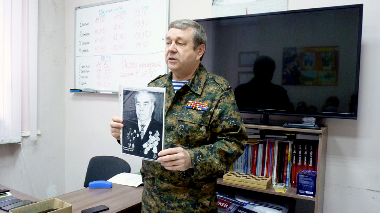 Председатель Прикубанского Совета ветеранов г.Краснодара Александр Ряхин провел Урок мужества с личным составом Поста №1