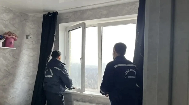 Краснодарцам помогают устранять последствия атаки БПЛА в ночь с 18 на 19 марта: спасатели убирают осколки разбитых окон в квартирах
