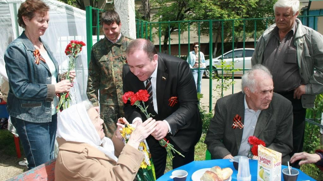 Депутат гордумы Зорик Садоян поздравил ветеранов с наступающим Днем Победы