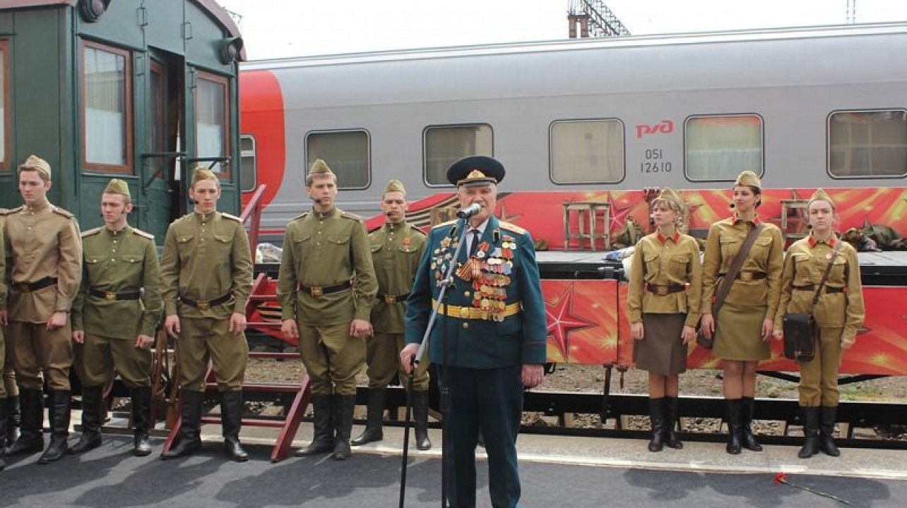 Жители Центрального округа встретили поезд Победы