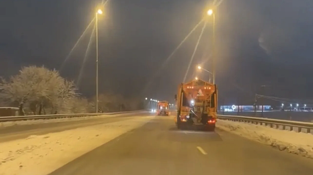 За прошедшие сутки в Краснодаре для обработки проезжих частей использовали более 240 тонн песко-соляной смеси