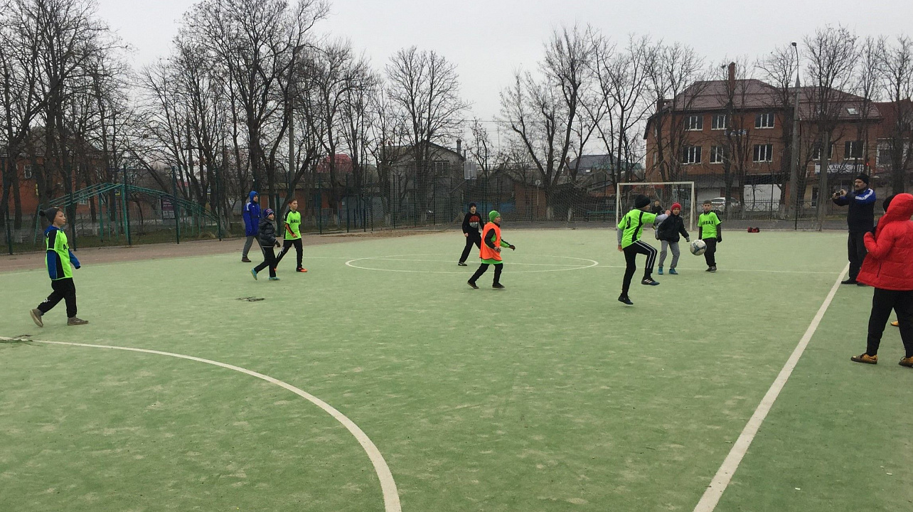 В Краснодаре продолжается зимний турнир по мини-футболу среди детских дворовых команд