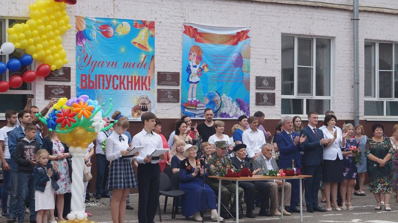 Во всех школах Центрального округа позвенели последние звонки