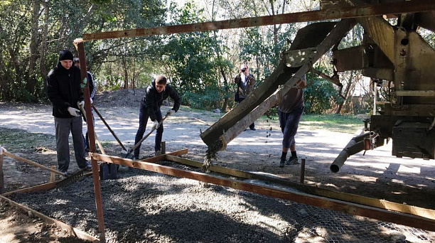 На территории Парка Рождественский состоялся субботник и работы по устройству бетонного основания под размещение информационного стенда