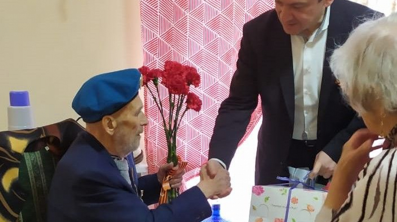 Ветерана-десантника Леонида Васильева поздравил с днем Победы первый заместитель главы Прикубанского округа Георгий Антониади