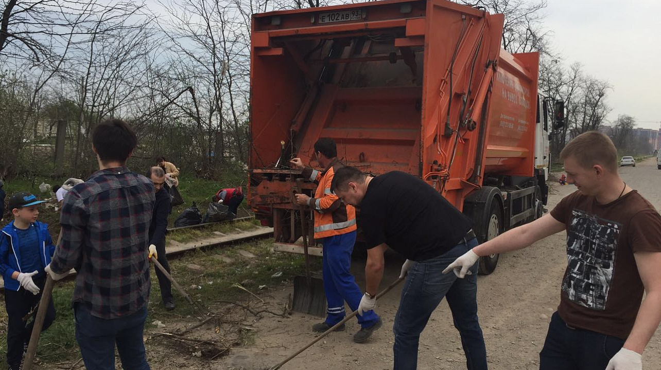 Жители Фестивального микрорайона поучаствовали в субботнике