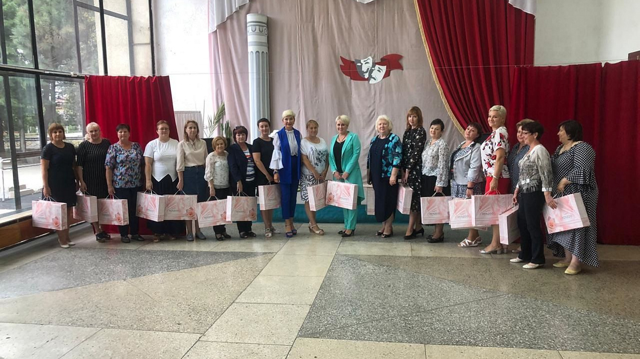 Депутат городской Думы Галина Ермакова поздравила с днем города работников образования и здравоохранения