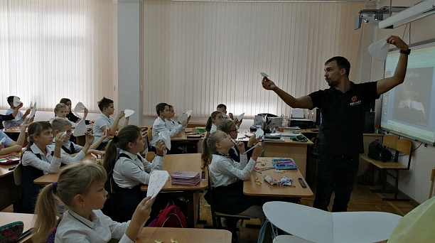 В школе № 101 прошли мастер-классы по авиамоделированию