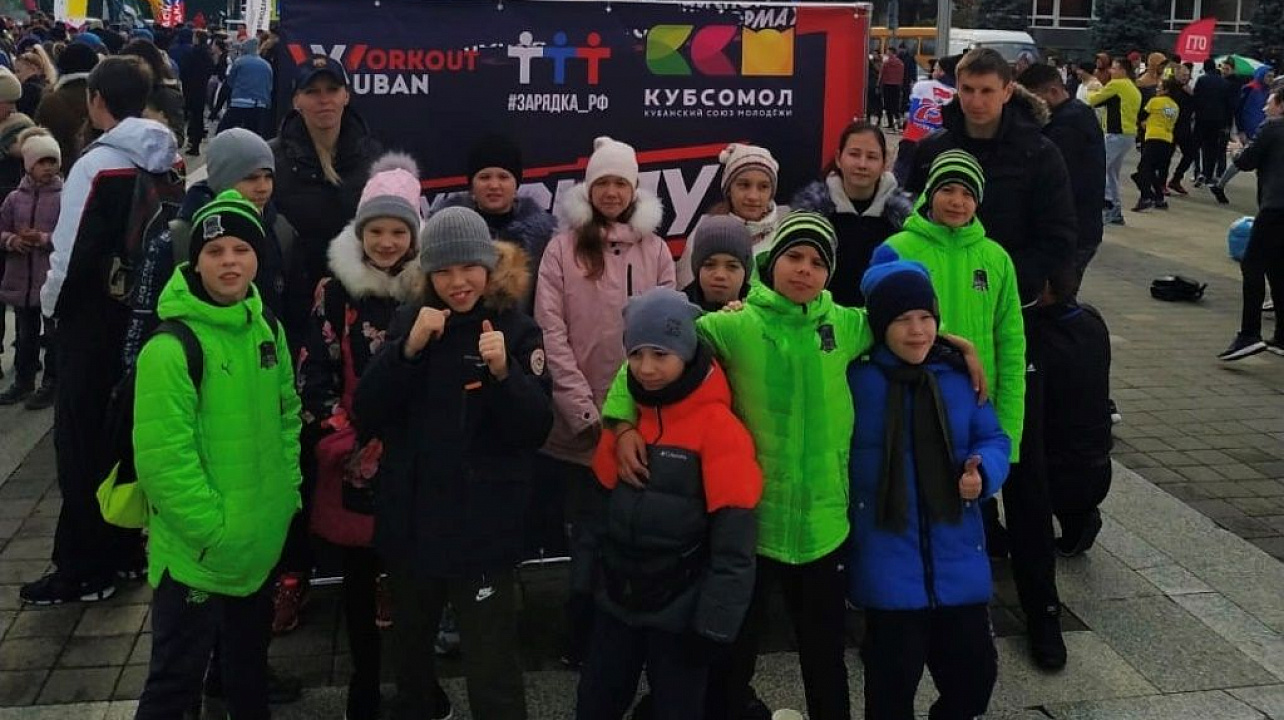 Юные спортсмены Западного округа приняли участие в городской зарядке (2).jpeg