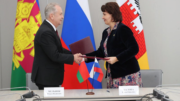 Сегодня глава администрации Центрального округа Елена Малова и глава Ленинского района города Минска Роман Мельник подписали договор о дружбе и сотрудничестве