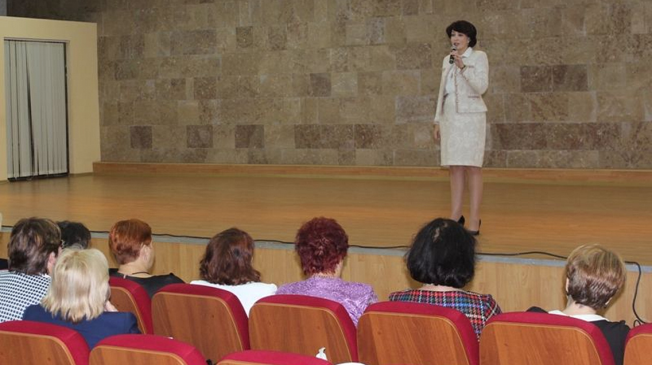 В администрации Центрального округа поздравили учителей с профессиональным праздником