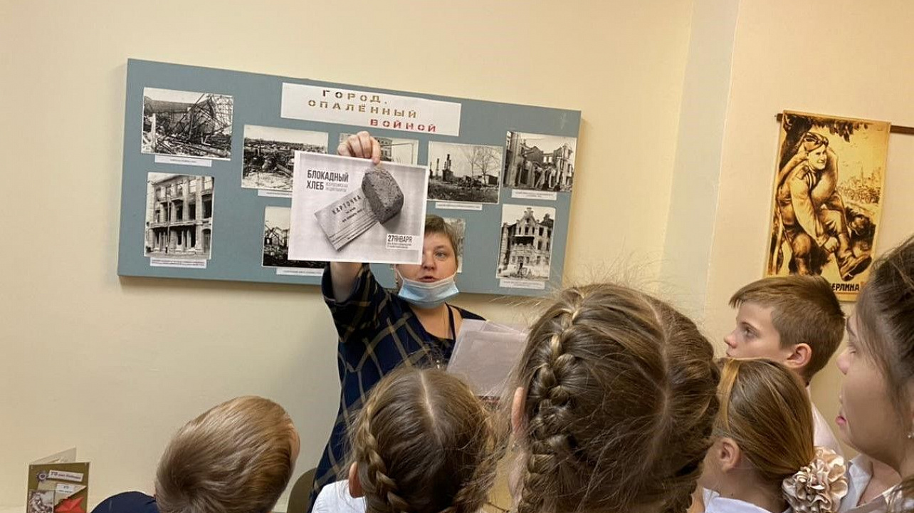 В общеобразовательных организациях Западного округа провели мероприятия, посвященные 77-годовщине освобождения Ленинграда_ _.jpg