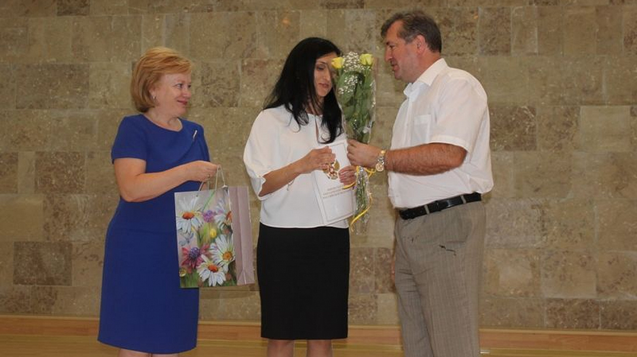 В Центральном округе поздравили педагогов с Днем учителя