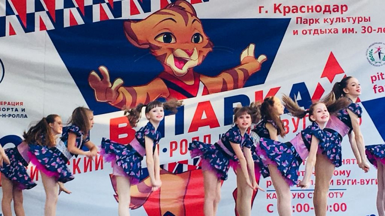 В парке30-летия Победы прошло заключительное занятие по акробатическому Рок-н-роллу и буги-вуги