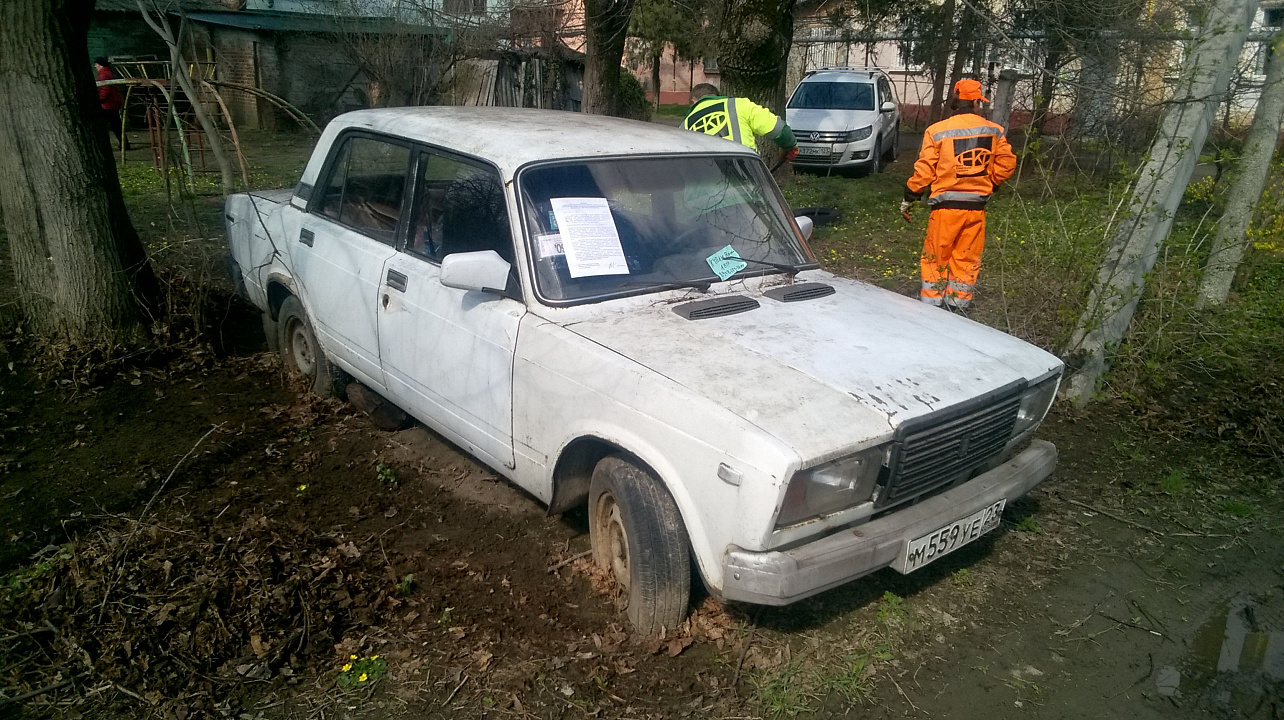 В Западном округе продолжается мониторинг улиц с целью выявления и уборки транспортных средств, брошенных собственниками