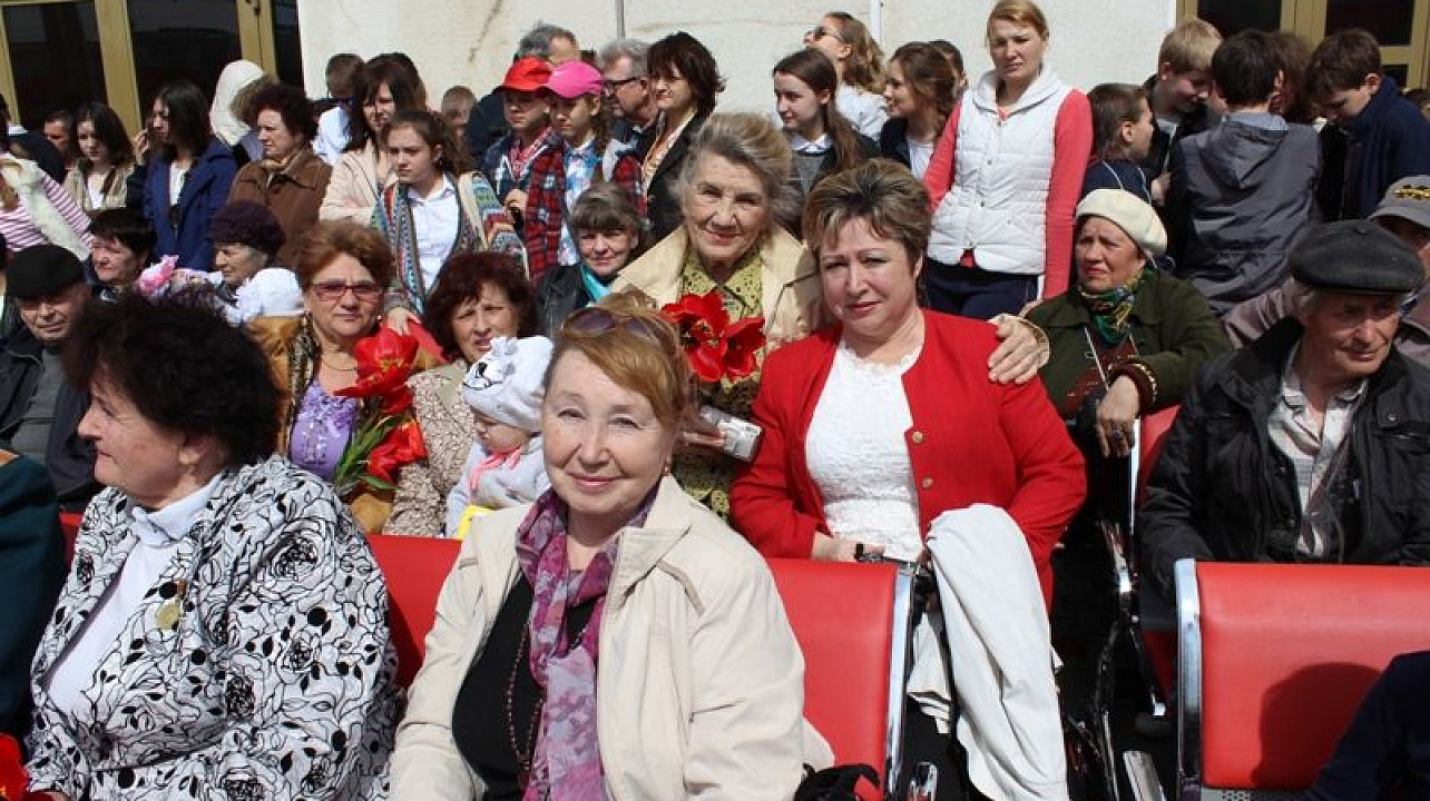 Жители Центрального округа встретили поезд Победы