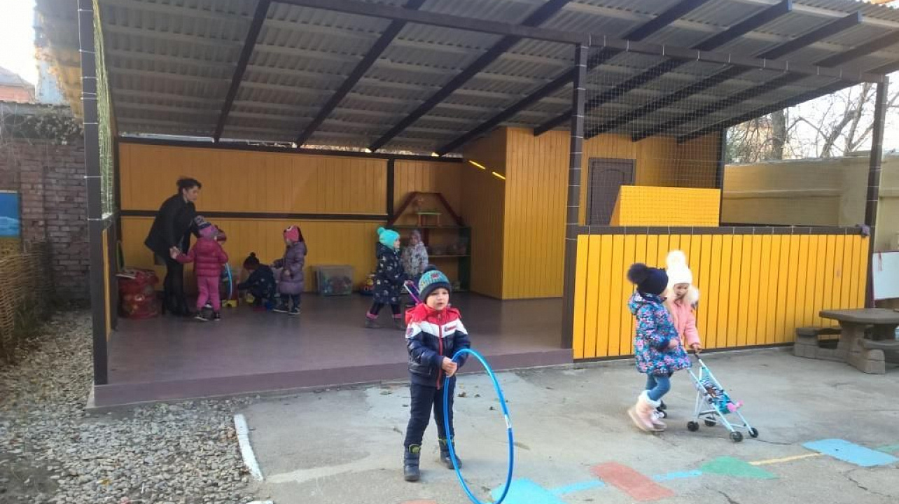 На площадках в детских садах Западного округа установлены новые веранды