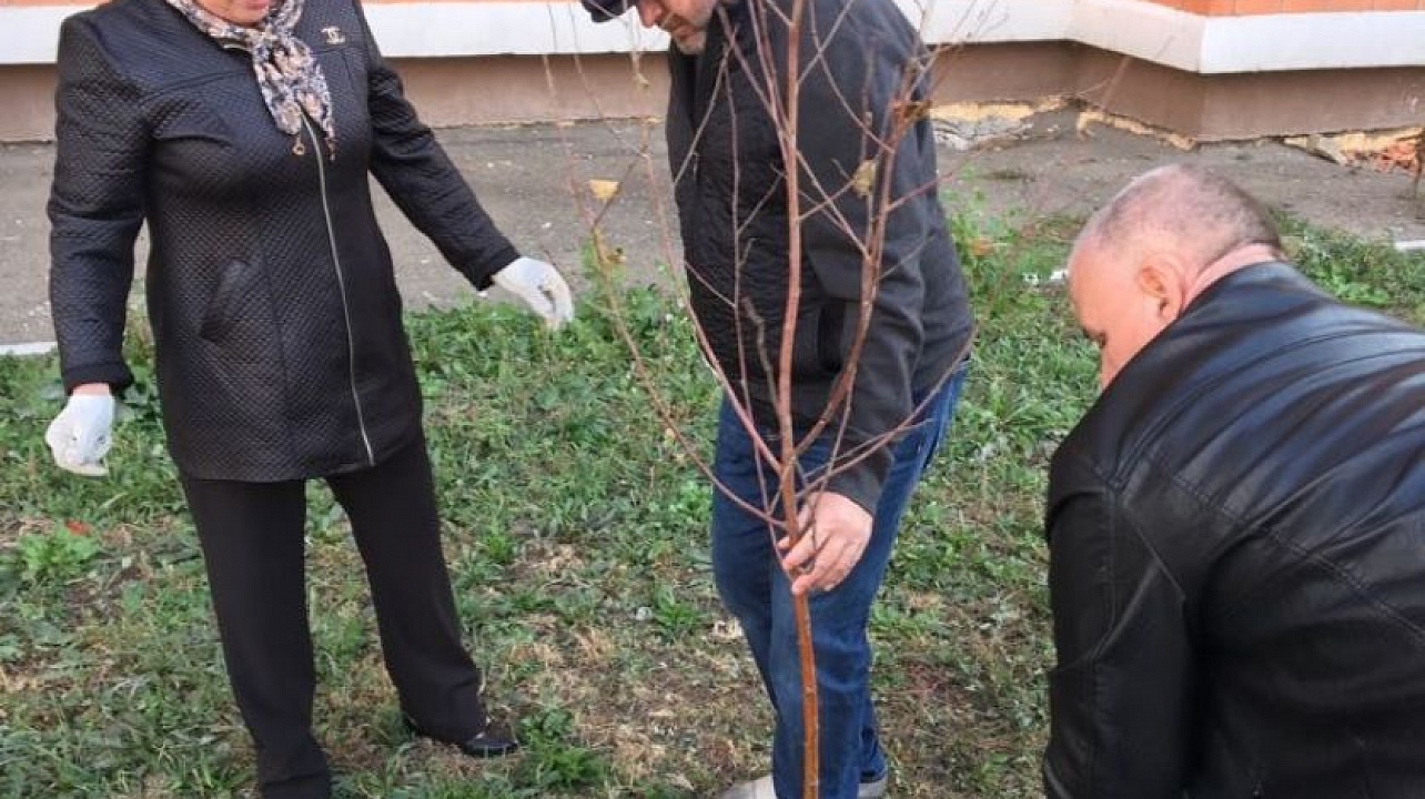 Сотрудники администрации Западного округа приняли участие в субботнике