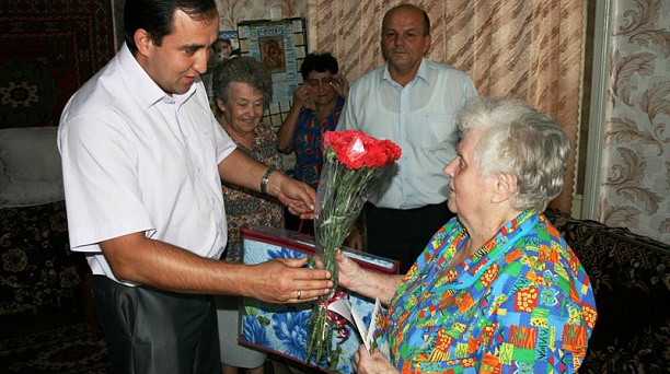 Ещё одного юбиляра поздравили в Прикубанском округе