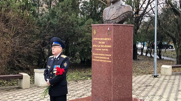 В Юбилейном микрорайоне у памятника В. М. Евскина прошло торжественное мероприятие